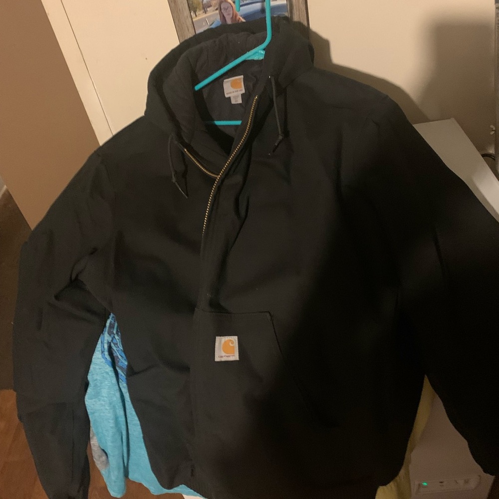 Carhartt heavy coat only wore 1 time it’s too heavy for where I live